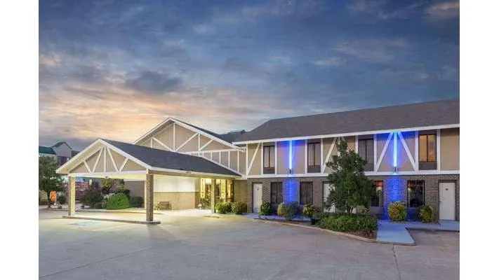 Super 8 by Wyndham Bentonville