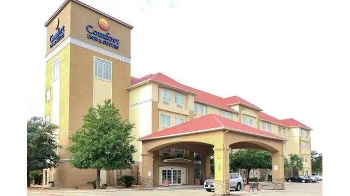 Comfort Inn & Suites Near Six Flags & Medical Center