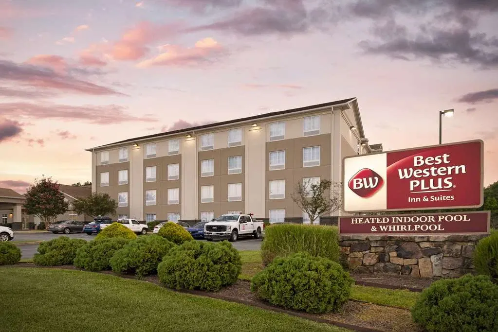 Best Western Plus Crossroads Inn & Suites