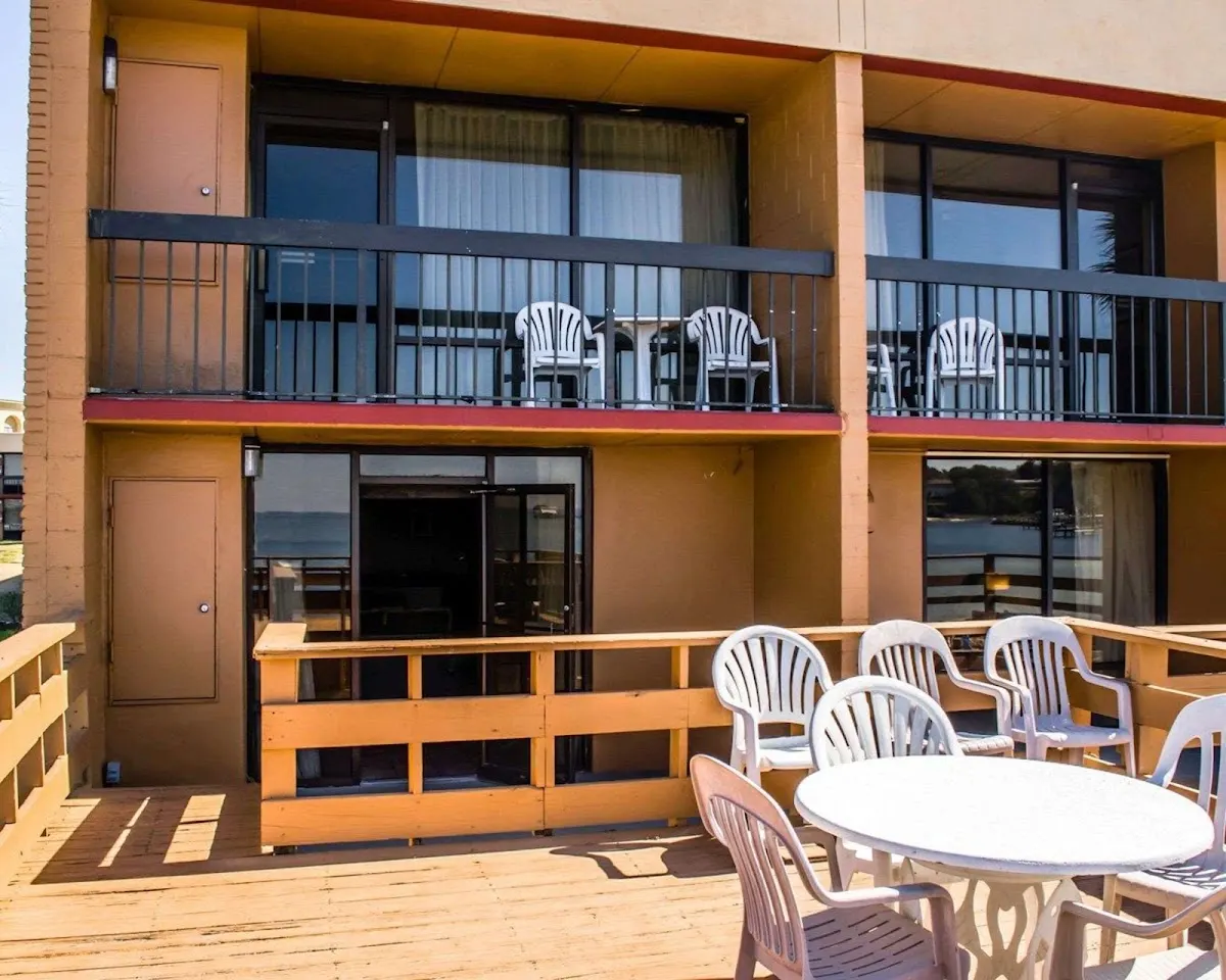 Quality Inn & Suites Gulf Breeze Bayside near Pensacola Beach
