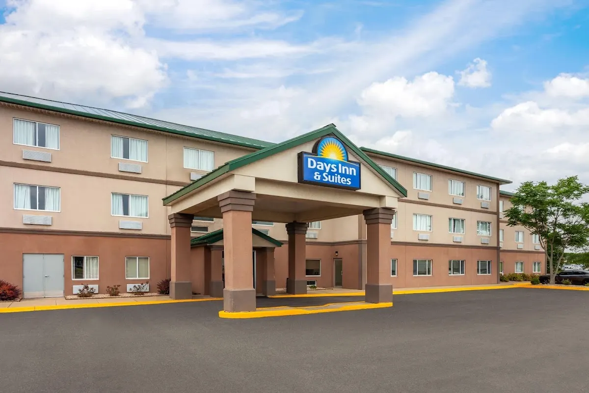 Days Inn & Suites by Wyndham Morris/I-80