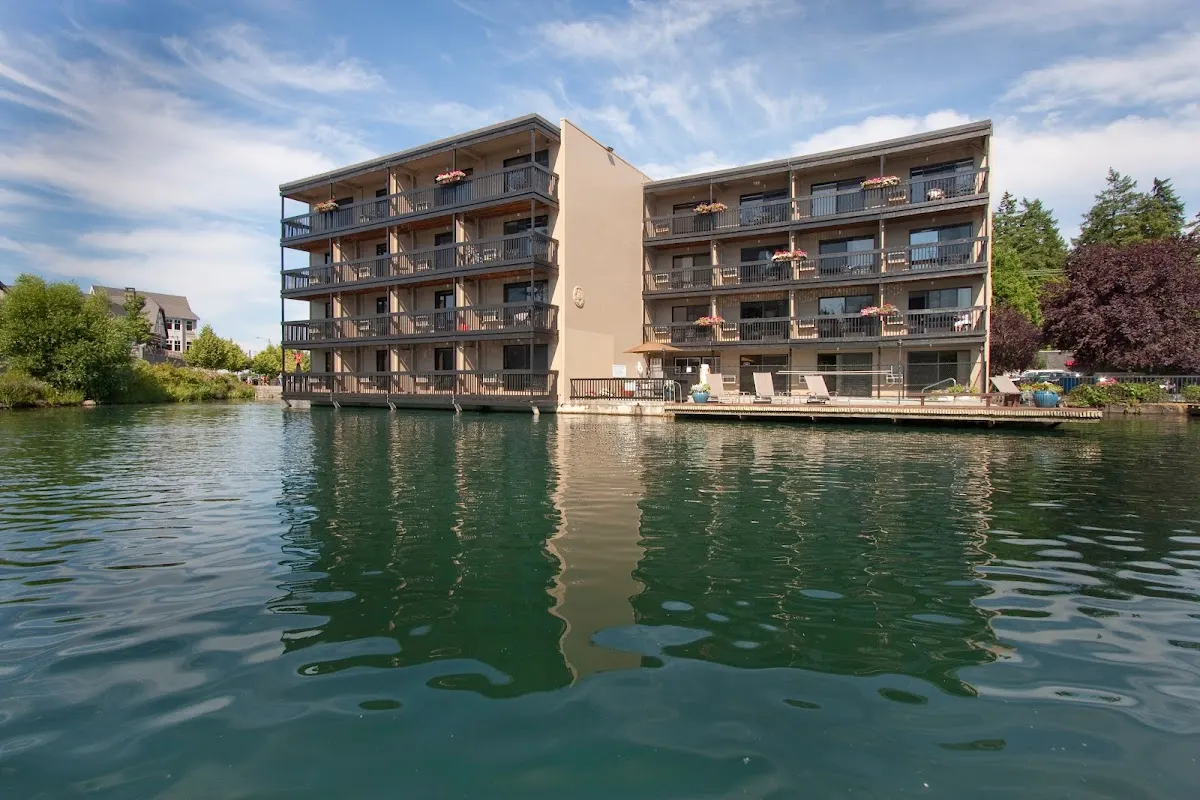 The Lakeshore Inn