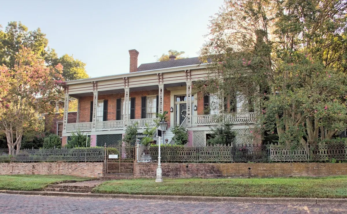 The Corners Mansion Inn: Bed & Breakfast