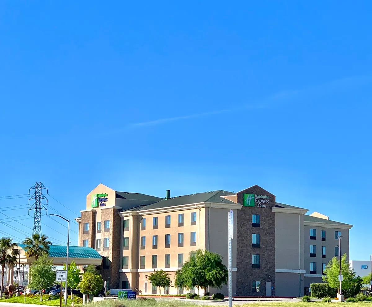 Holiday Inn Express & Suites Bakersfield Airport by IHG