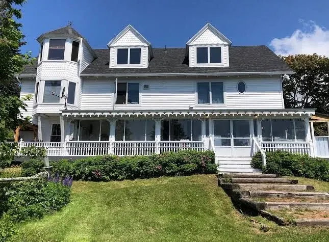 Harbor House Hotel