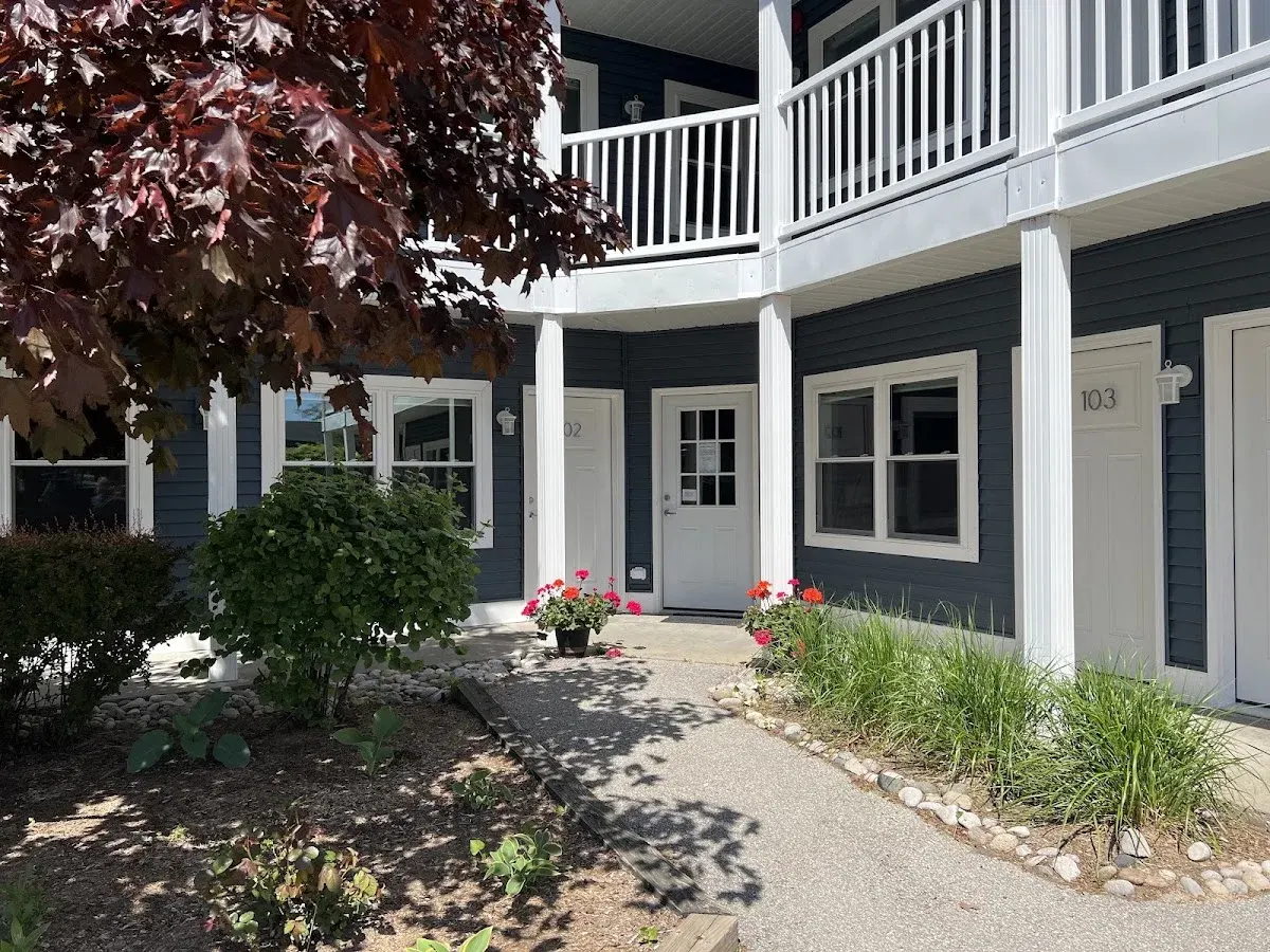 Empire Lakeshore Inn