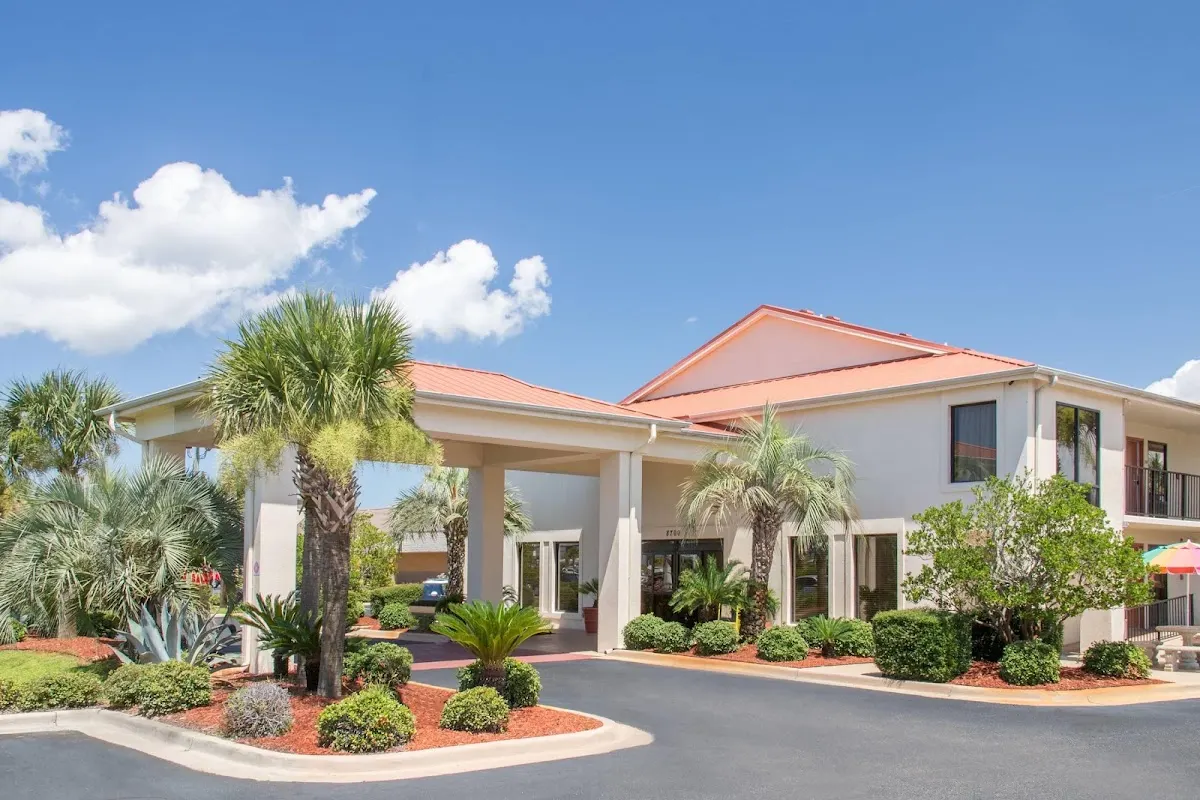 Days Inn & Suites by Wyndham Navarre - near Beaches/Hurlburt