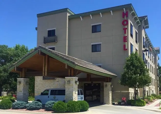 Parkwood Inn & Suites