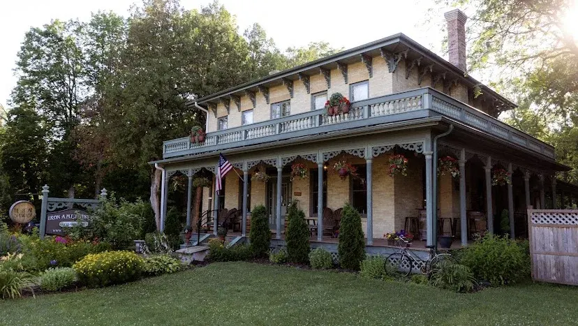 Iron Amethyst Inn & The 2One Speakeasy