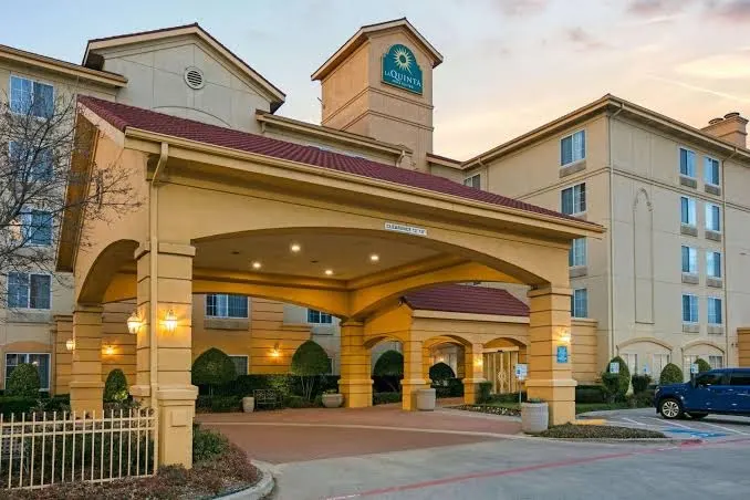 La Quinta Inn & Suites by Wyndham DFW Airport South / Irving