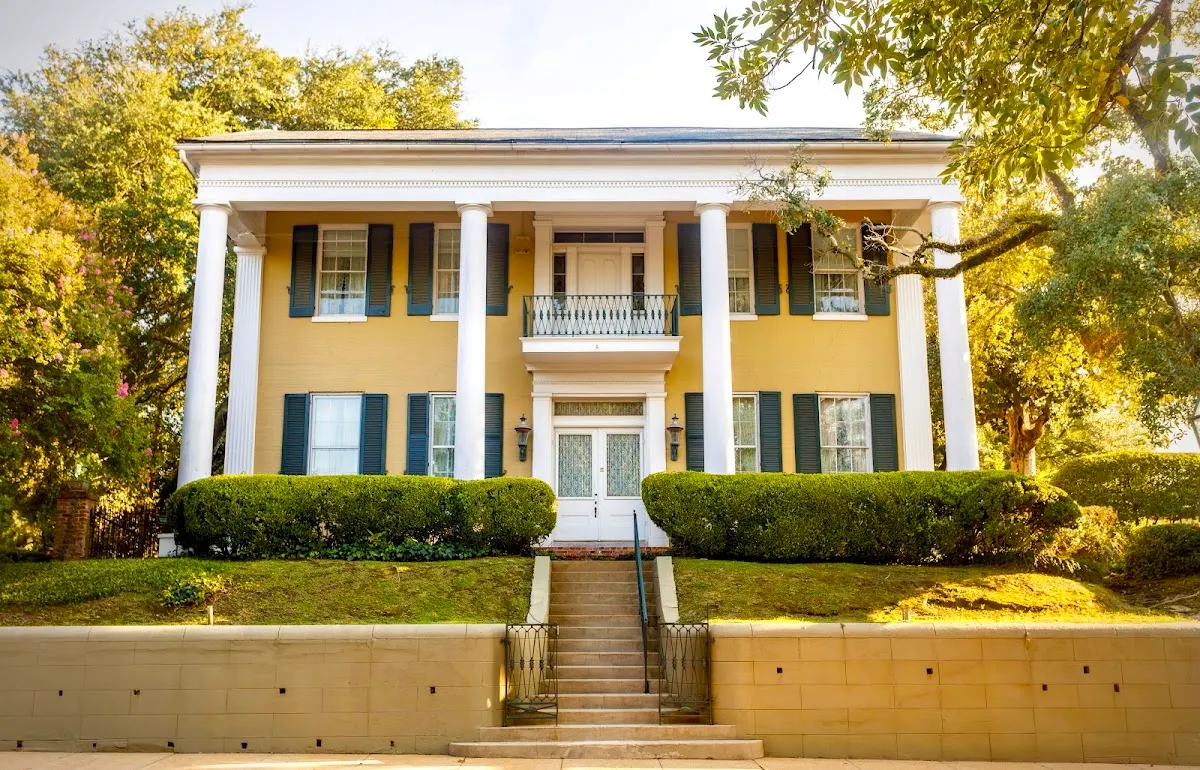 Anchuca Historic Mansion and Inn