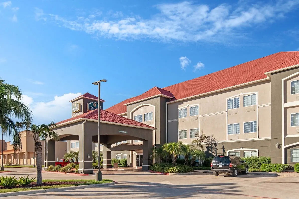 La Quinta Inn & Suites by Wyndham Mercedes Outlet Mall