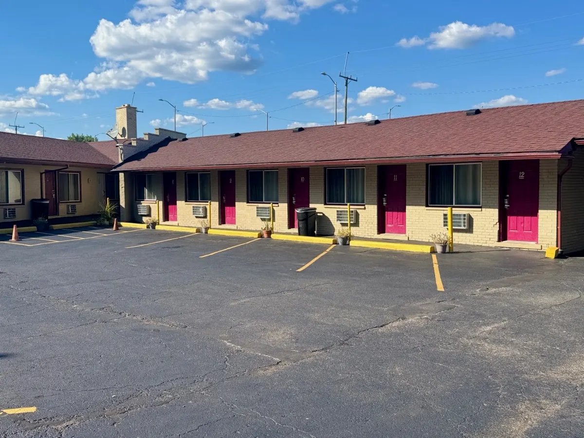 Deluxe Inn Motel