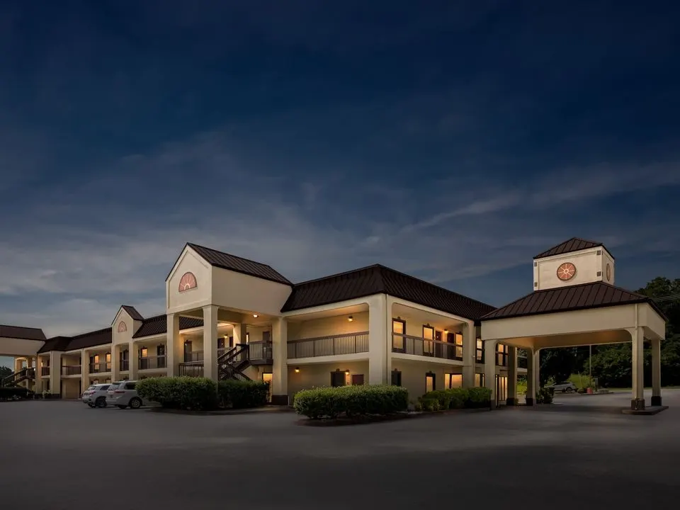 Red Roof Inn & Suites Clinton, TN