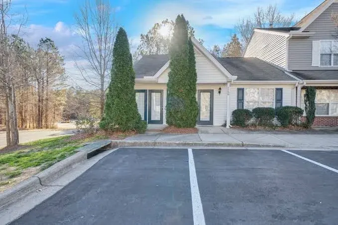 Stylish Luxe One-Level Twnh Steps from Neuse Trail