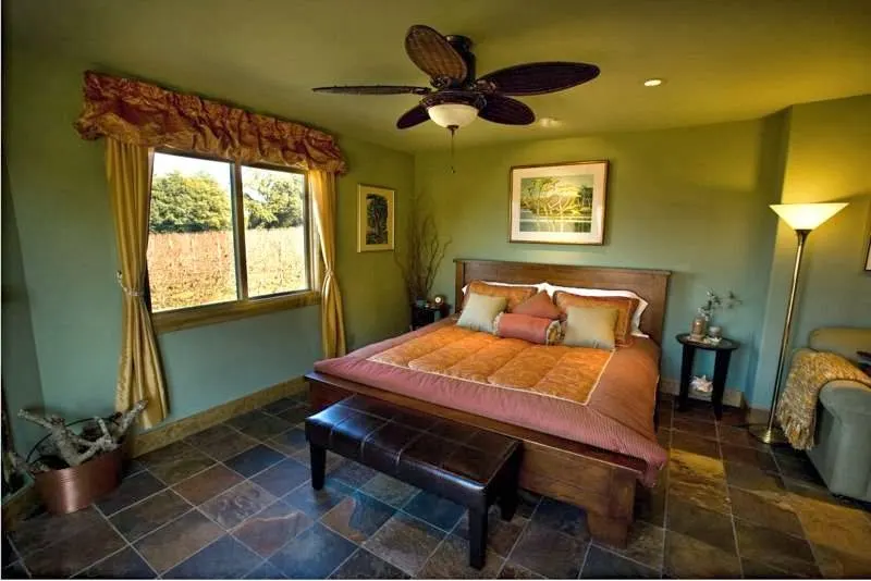 Pearlessence Vineyard Inn