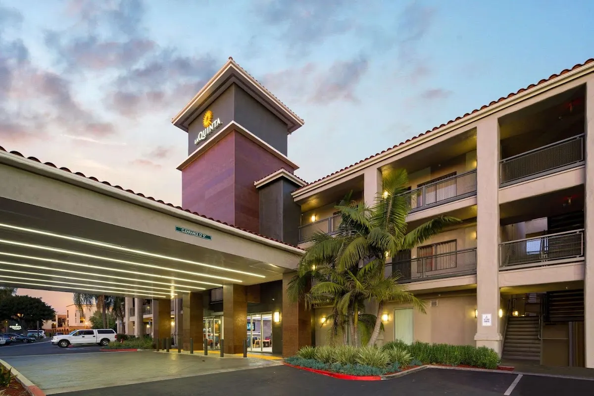 La Quinta Inn & Suites by Wyndham Orange County Airport