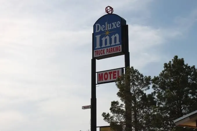 Deluxe Inn Motel