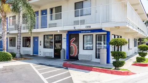 Motel 6 Bakersfield, CA - Convention Center