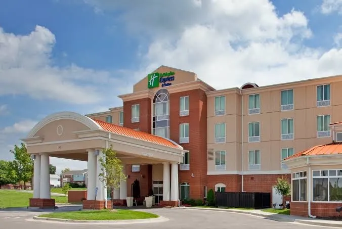 Holiday Inn Express & Suites Kansas City-Grandview