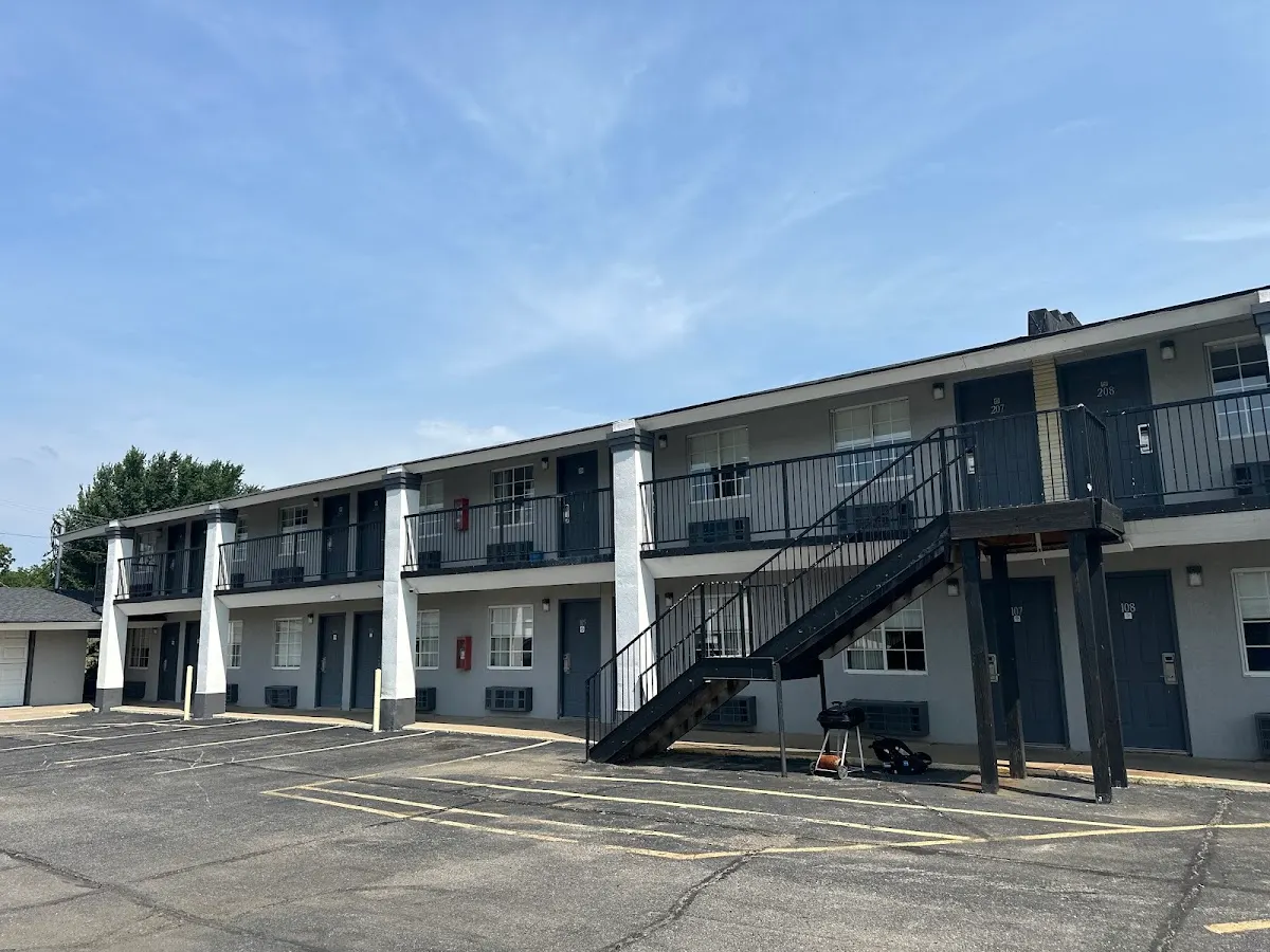 Deluxe Inn & Suites