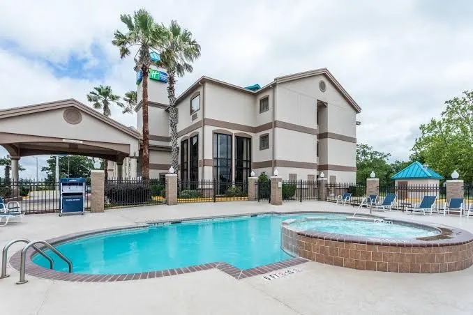 Holiday Inn Express & Suites Lake Charles