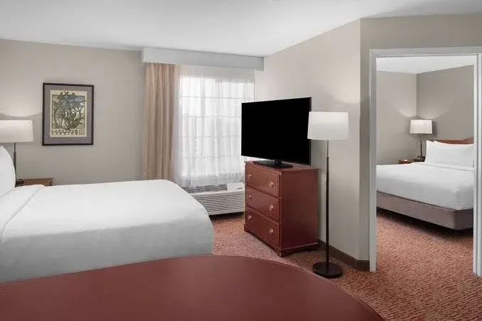 Cozy Sacramento Suite w / Separate Living Area Full Kitchen