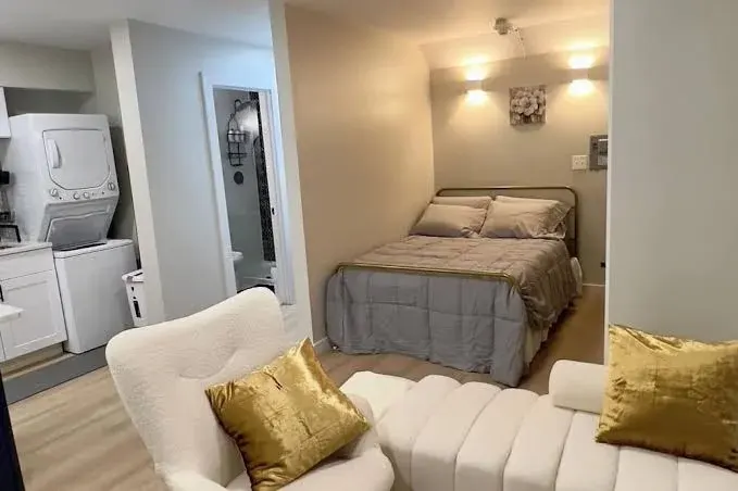 Cozy 1-bedroom with AC and WiFi in amazing Memphis downtown apartment.\\n