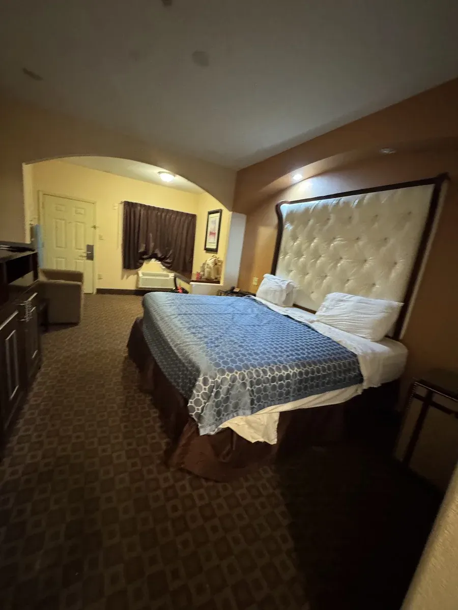 Deluxe Inn & Suites