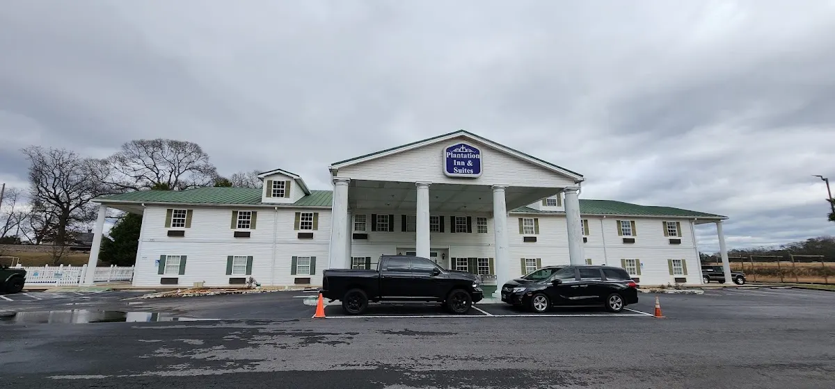 Plantation Inn & Suites Near Locust Grove I 75