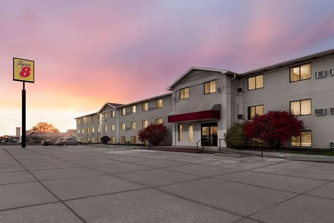 Super 8 by Wyndham Lincoln North