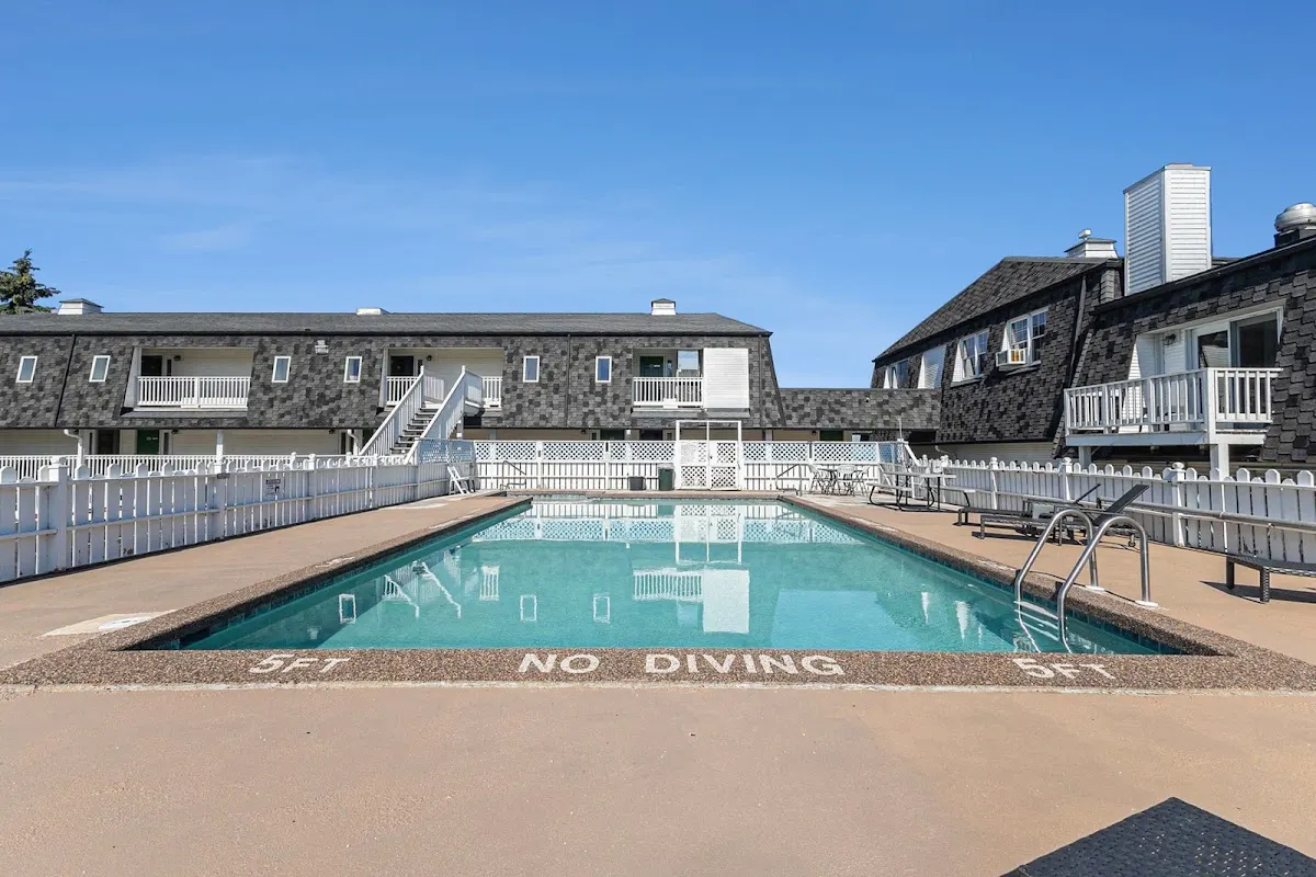 Snyder's Shoreline Inn