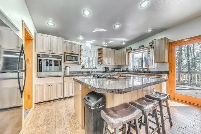 Walk to Midtown Ruidoso: Modern-rustic Cabin