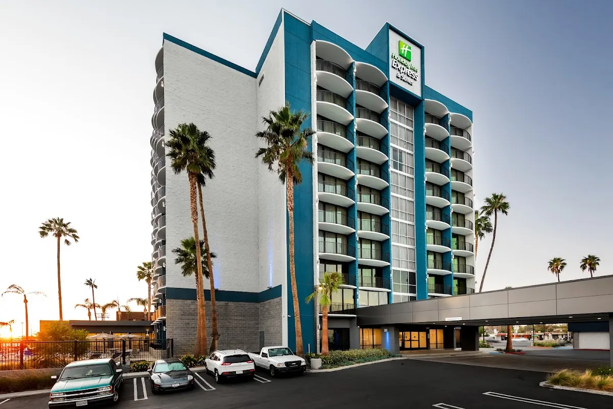 Holiday Inn Express & Suites Santa ANA - Orange County by IHG