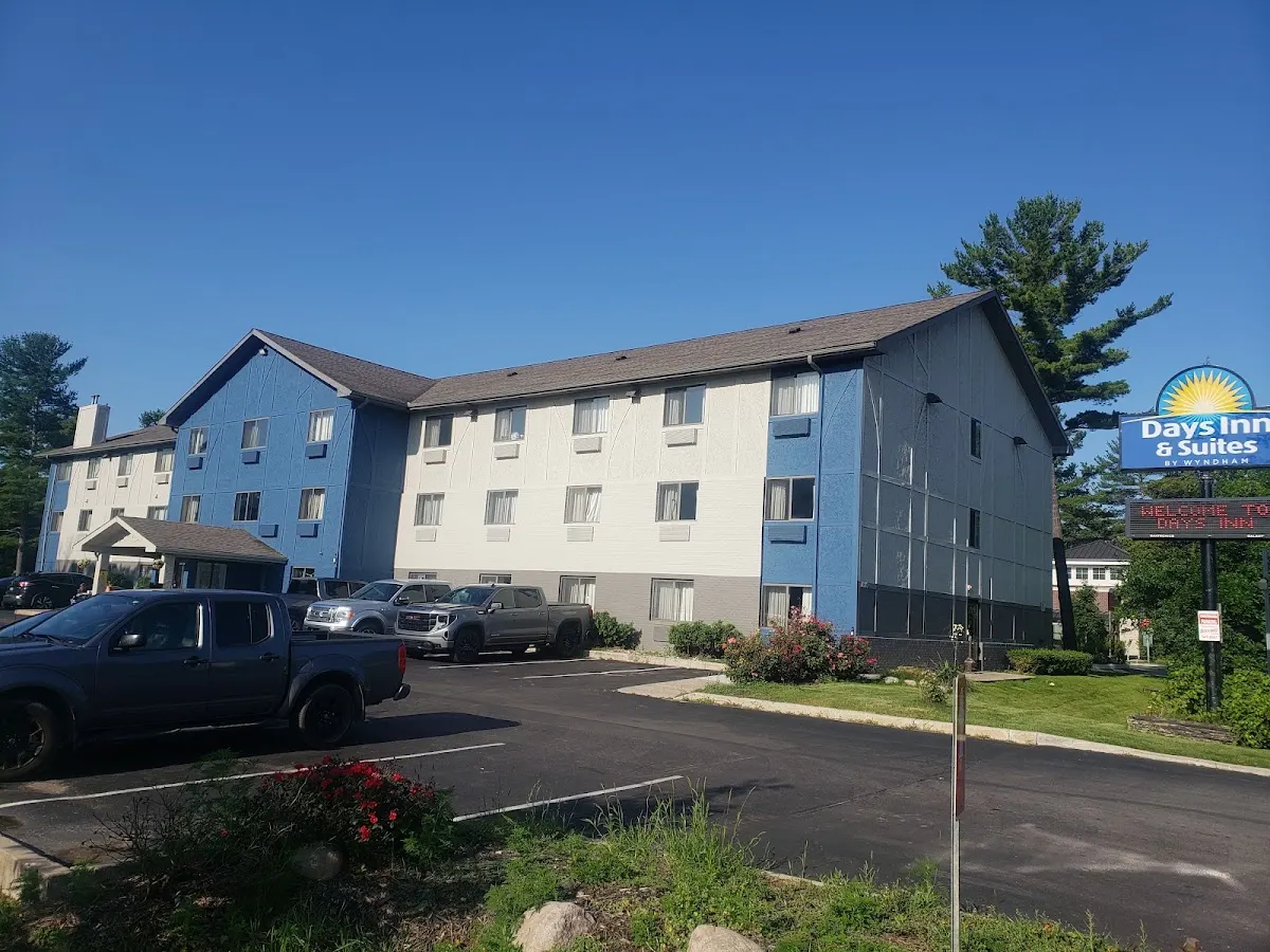 Days Inn & Suites by Wyndham Traverse City