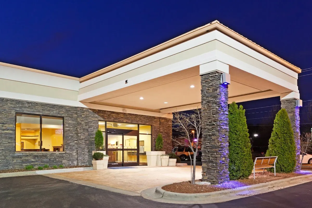 Holiday Inn Express & Suites Greensboro-(I-40 @ Wendover) by IHG
