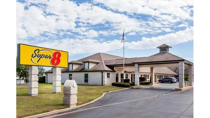 Super 8 by Wyndham Cleburne