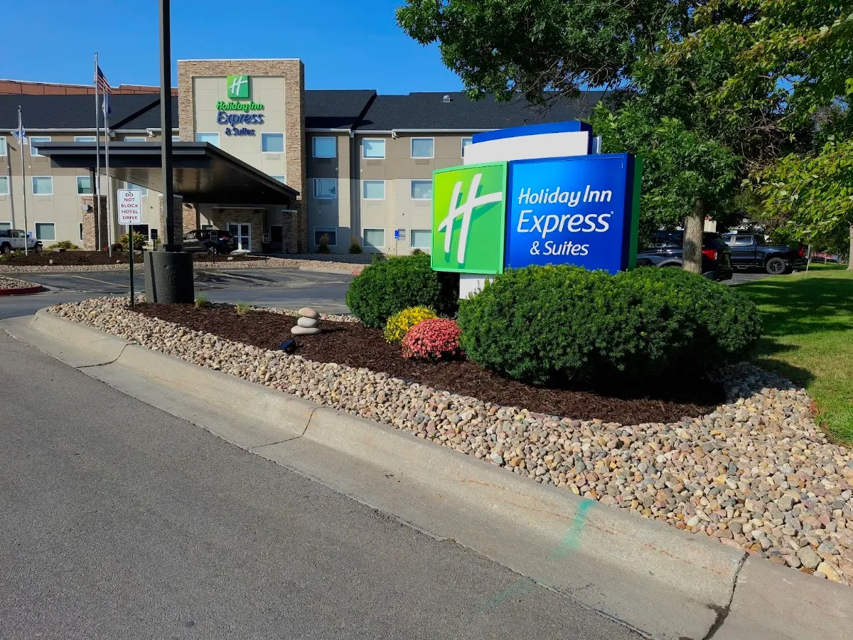 Holiday Inn Express & Suites Omaha - 120th and Maple an IHG Hotel