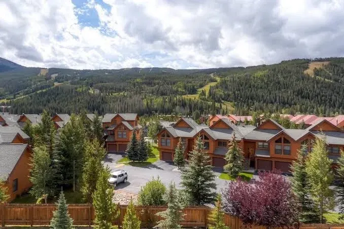 Gateway Mountain Lodge