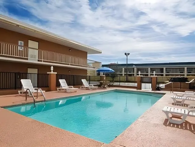 Econo Lodge Inn & Suites Macon West