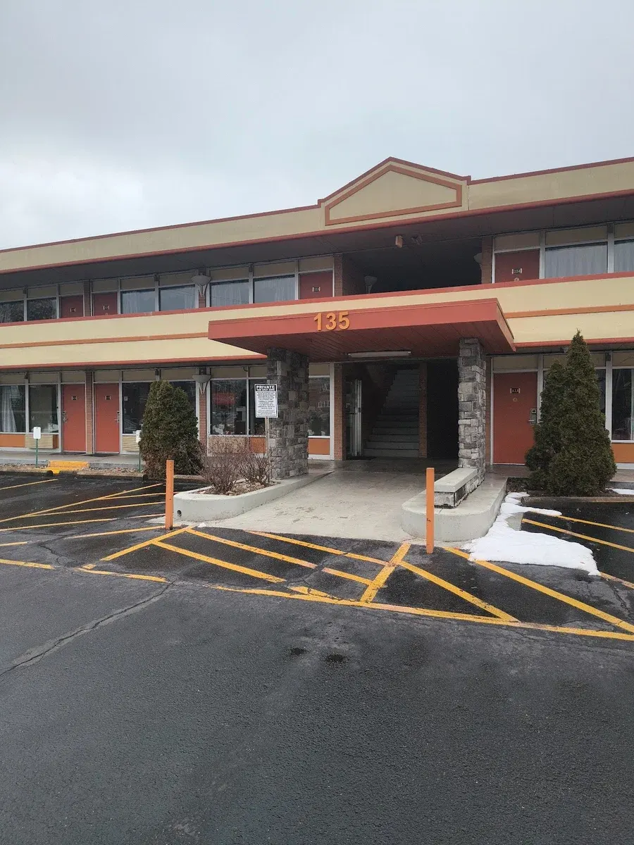Zansville Inn & Suites