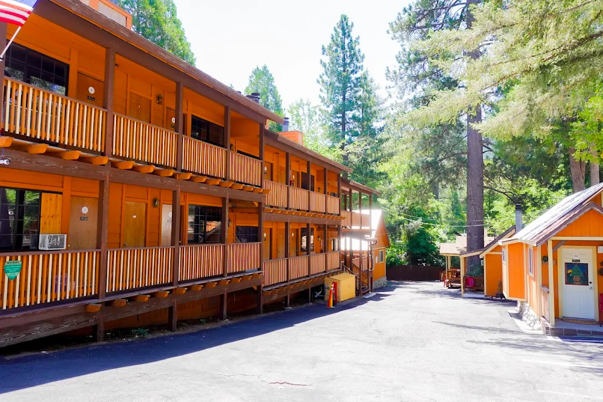 OYO Sleepy Hollow, Crestline