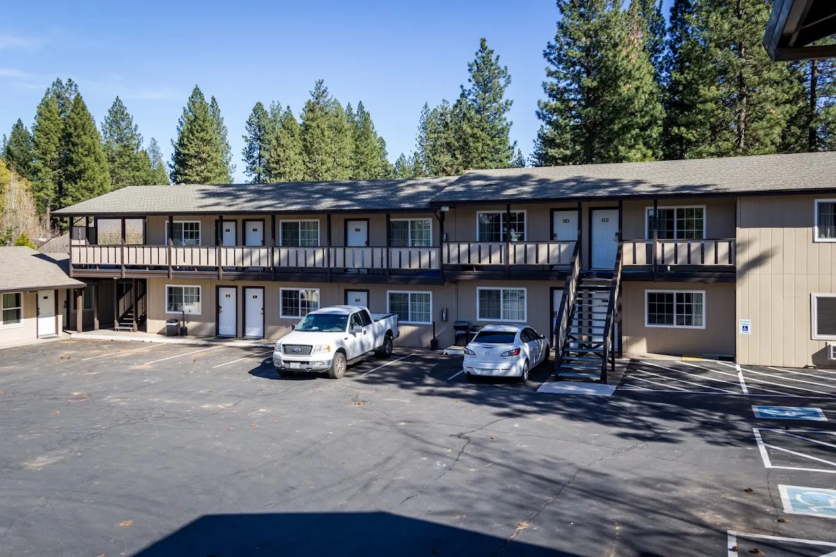 Charm Motel & Suites