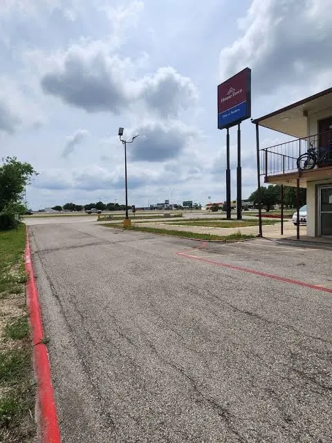 HOME TOWN INN &SUITES