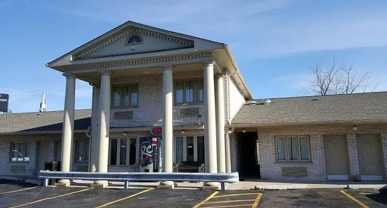 D-Lux Budget Inn