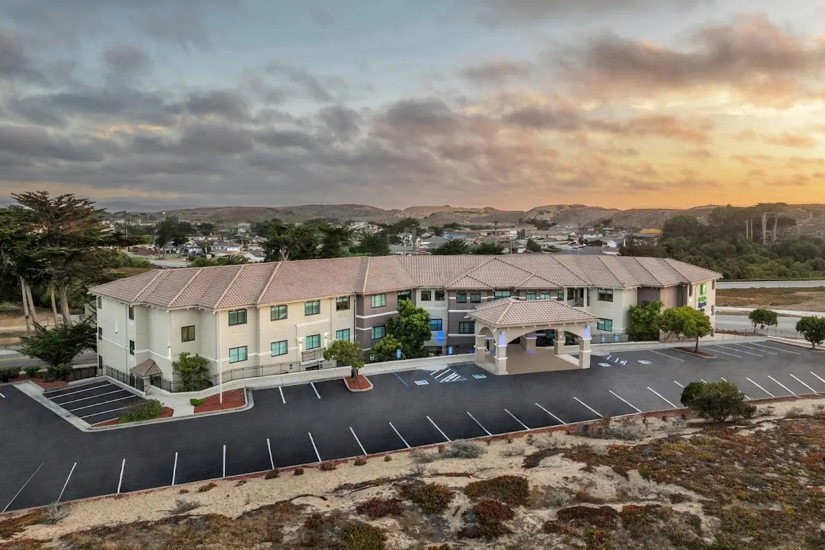 Holiday Inn Express & Suites Marina - Monterey Bay Area by IHG