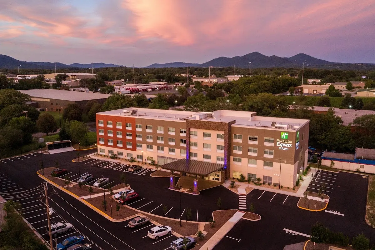 Holiday Inn Express & Suites Roanoke – Civic Center by IHG
