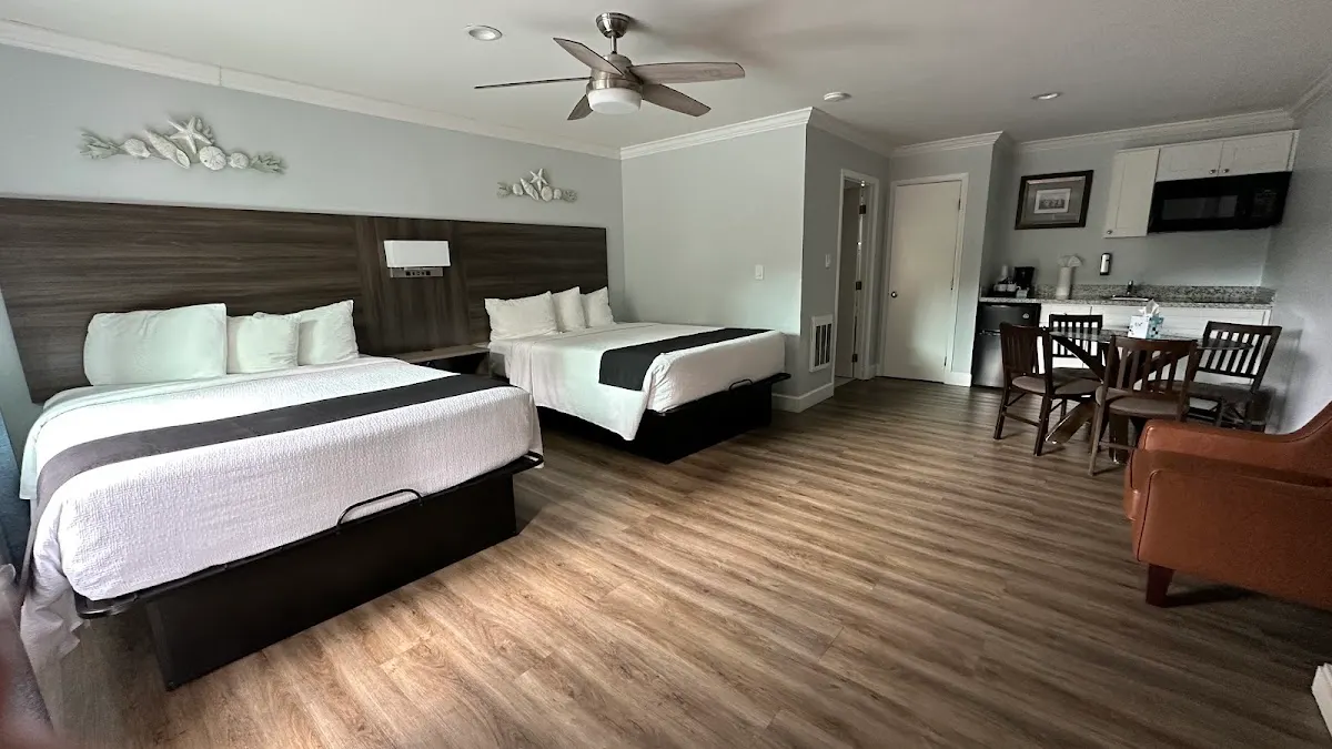 Sea Breeze Inn and Cottages