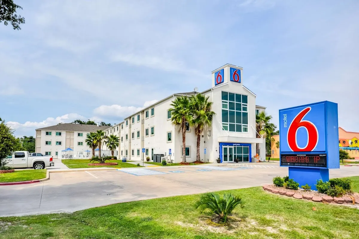 Motel 6 Biloxi, MS - Beach