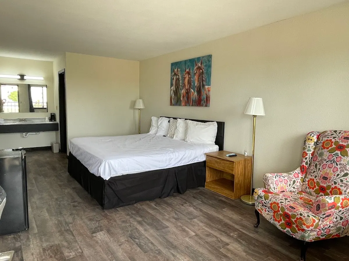 Cactus Inn & Suites